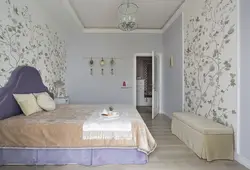 Спальня с цветами по одной стене дизайн