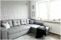 Интерьер гостиной с кирпичной белой стеной