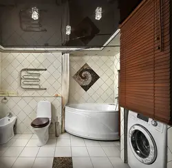 Дизайн ванной комнаты с окном туалетом и стиральной машиной