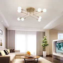Интерьер гостиной с натяжным потолком и светильниками и люстрой