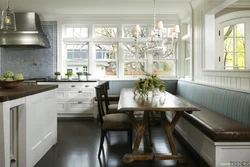 Фото дизайна кухни окно диван