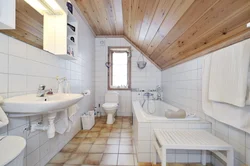 Ванна в деревянном доме с окном фото