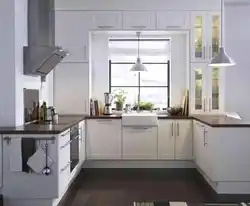 Дизайн современной кухни с окном посередине