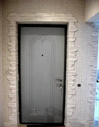 Фото декоративный камень в прихожей входная дверь