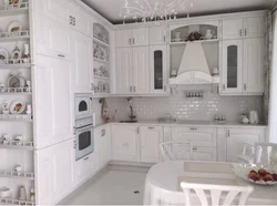 Угловые белые классические кухни фото