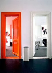 Цветные двери в интерьере квартиры