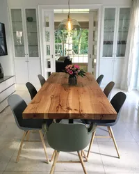 Большой стол в интерьере кухни