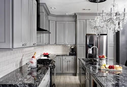 Белая кухня серый фартук в интерьере фото