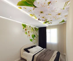 Дизайн спальни с цветами на потолке