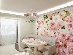 Дизайн кухни с цветком на стене