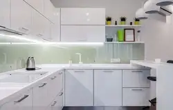 Столешницы в интерьере кухни из белого глянца