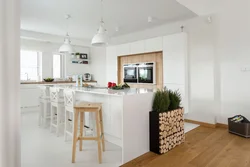 Белый интерьер кухни гостиной с деревом