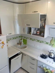 Угловые кухни в хрущевке с холодильником фото