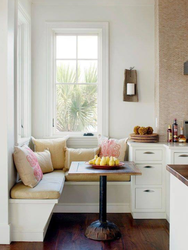 Дизайн маленьких кухонь с диваном и столом