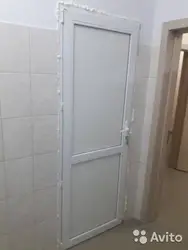 Пластиковые двери для ванны и туалета фото