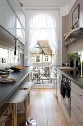 Дизайн длинной кухни с 2 окнами