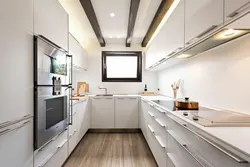 Дизайн длинной кухни с 2 окнами
