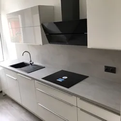 Ошхона хокистарӣ бо акс countertop сиёҳ