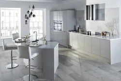 Дизайн белой кухни с серым полом