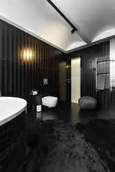 Интерьер ванной с черным потолком