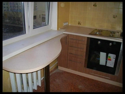 Угловые кухни с подоконником столешницей фото