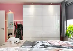 Стеклянный шкаф в интерьере спальни