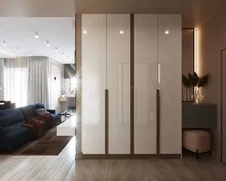 Стеклянный шкаф в интерьере спальни