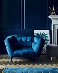 Синее кресло в интерьере гостиной