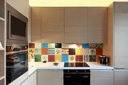Интерьер кухни с цветными фартуками