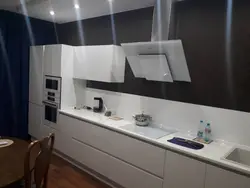 Белая вытяжка на кухне в интерьере
