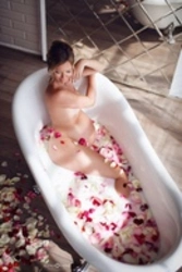 Фото в молочной ванной с цветами