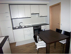Белая кухня с черным столом фото