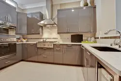 Бежевая кухня с серой столешницей в интерьере