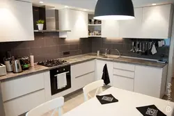 Дизайн белой кухни с коричневой столешницей