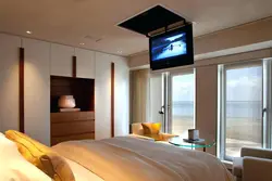 Дизайн спальни с телевизором у окна
