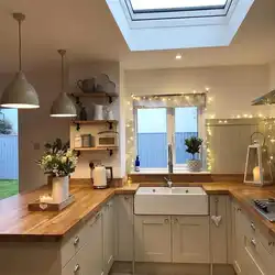 Дизайн кухни между окнами