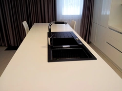 Белая кухня черная раковина фото