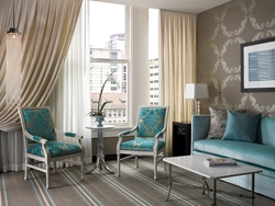 Бирюзовые шторы серый диван в интерьере гостиной