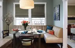 Дизайн кухни с диваном и столом у окна
