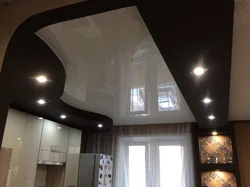 Комбинированные натяжные потолки в гостиной фото