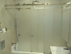 Раздвижные перегородки на ванну фото