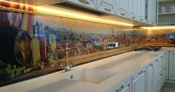 Кухня с фреской и фартуком из стекла фото