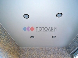 Фото матового натяжного потолка в ванной