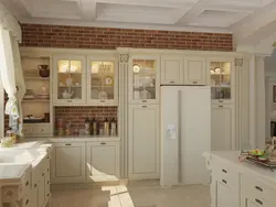 Холодильник в классической кухне дизайн