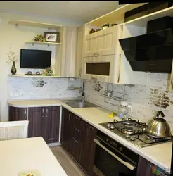 Фото небольшой кухни с телевизором
