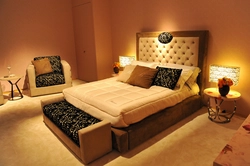 Дизайн спальни с кроватью и креслом