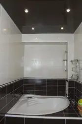 Черный потолок в ванной фото