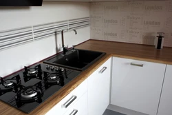 Белая кухня черная варочная панель фото