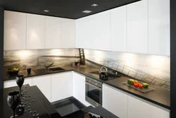 Белая кухня дизайн фартука и столешницы