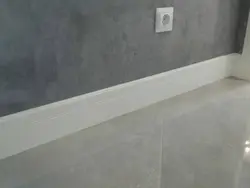 Плинтус напольный в ванную комнату на плитку фото